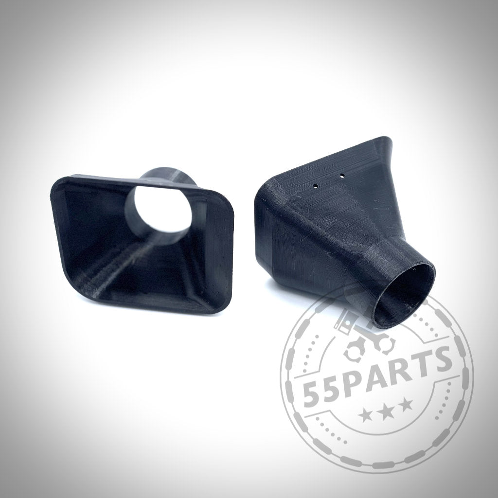 Zwei schwarze Trichteradapter aus Kunststoff, einer nach vorne gerichtet und einer abgewinkelt, entworfen passend für BMW E36 Modelle (inkl. M3), aus dem 55Parts Exclusive Bremsbelüftungsset, mit einem 55Parts-Logo-Wasserzeichen.