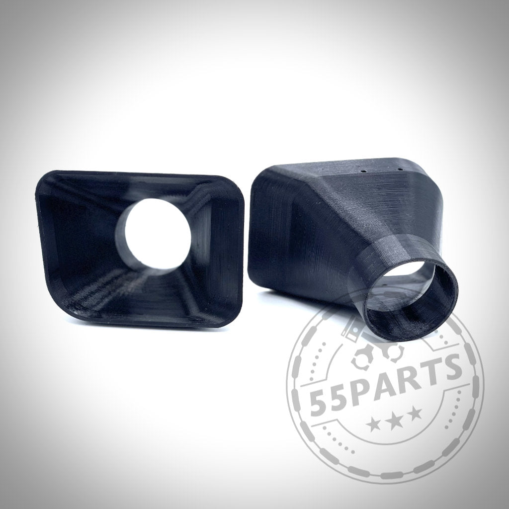 Zwei schwarze 3D-gedruckte Kunststoffadapter Exclusive: Bremsbelüftungsset passend für BMW E36 Modelle (inkl. M3), einer stehend und einer liegend, mit dezentem Logo – ideal für Rennstrecken- oder Serienbremsen-Upgrades.