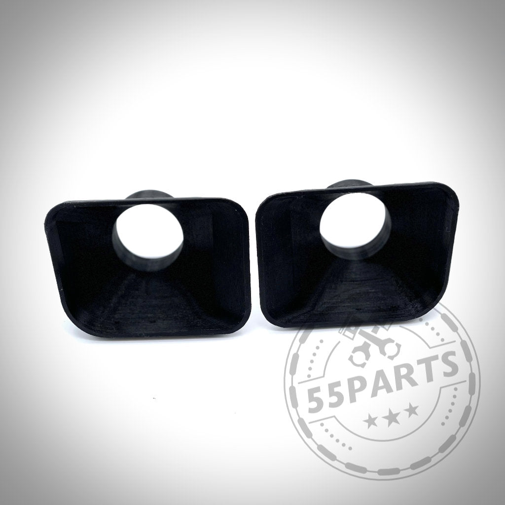 Zwei schwarze rechteckige Kunststoffteile mit runden Löchern, nebeneinander auf weißem Hintergrund dargestellt. 55Parts Exclusive Bremsbelüftungsset passend für BMW E36 Modelle (inkl. M3), ideales Upgrade für Serienbremsen oder den Rennstreckeneinsatz.