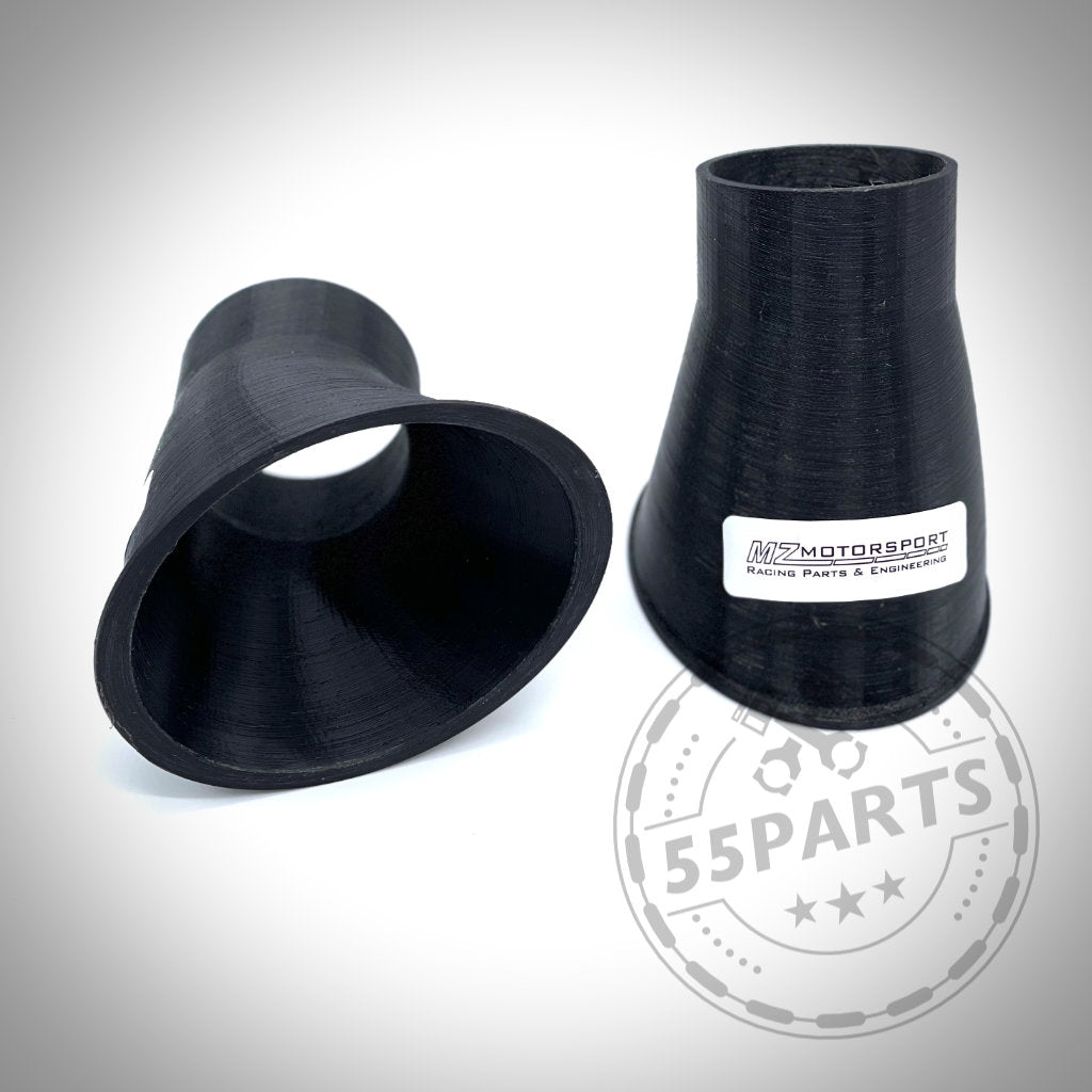 Zwei schwarze Trichteradapter aus Kunststoff, einer aufrecht und einer seitlich mit einem Motorsport-Logo-Aufkleber – perfekt passend für BMW E46-Modelle (inkl. M3), die das 55Parts Exclusive Bremsbelüftungsset auf der Rennstrecke verwenden.