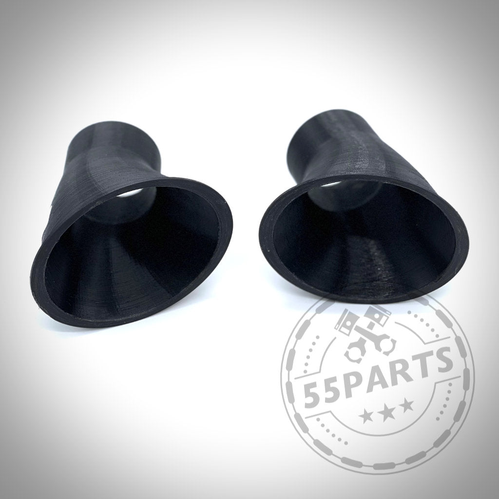 Zwei schwarze Trichteradapter aus Kunststoff, einer aufrecht und einer seitlich mit einem Motorsport-Logo-Aufkleber – perfekt passend für BMW E46-Modelle (inkl. M3), die das 55Parts Exclusive Bremsbelüftungsset auf der Rennstrecke verwenden.