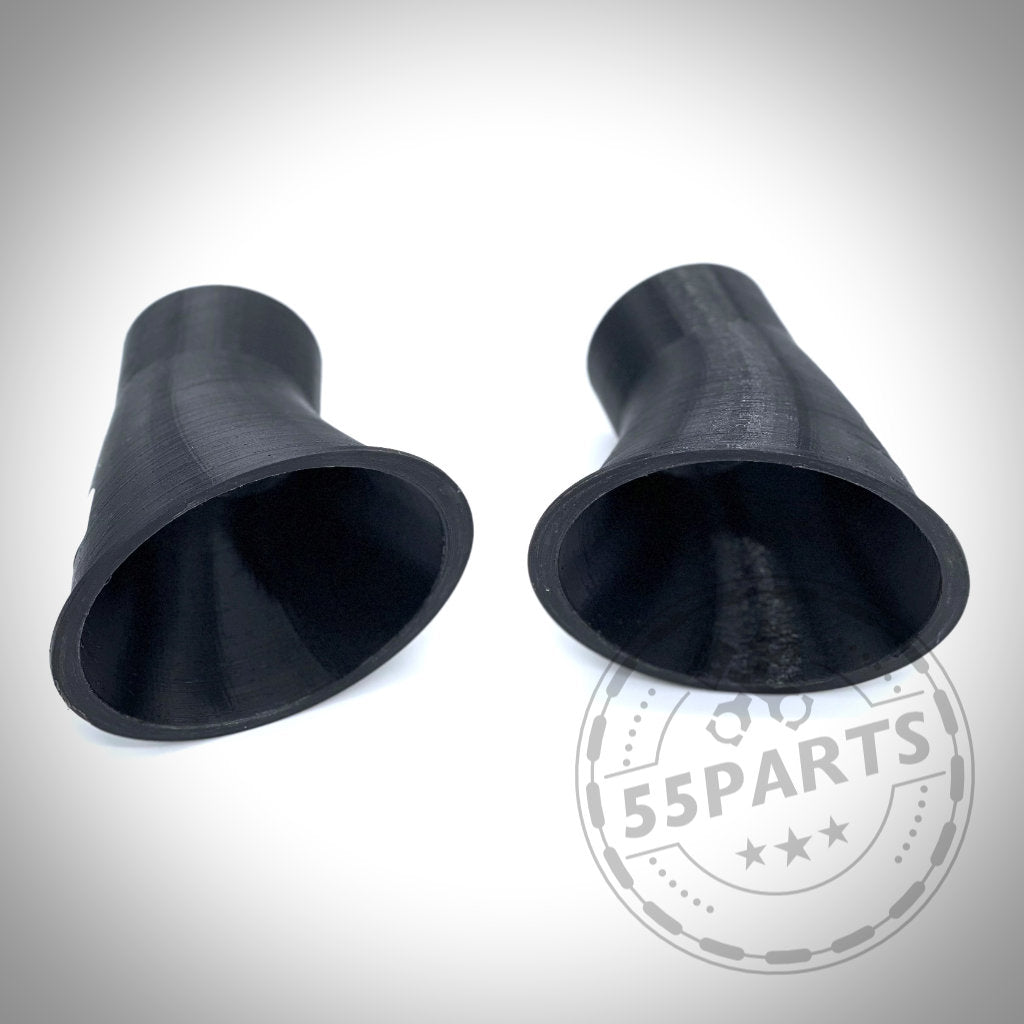 Zwei schwarze, ausgestellte Kunststofftrichter auf weißem Hintergrund, Teil des 55Parts Exclusive Bremsbelüftungssets passend für BMW E46 Modelle (inkl. M3). Perfekt für den Rennstreckeneinsatz oder die Wartung von Serienbremsanlagen und Bremsen.