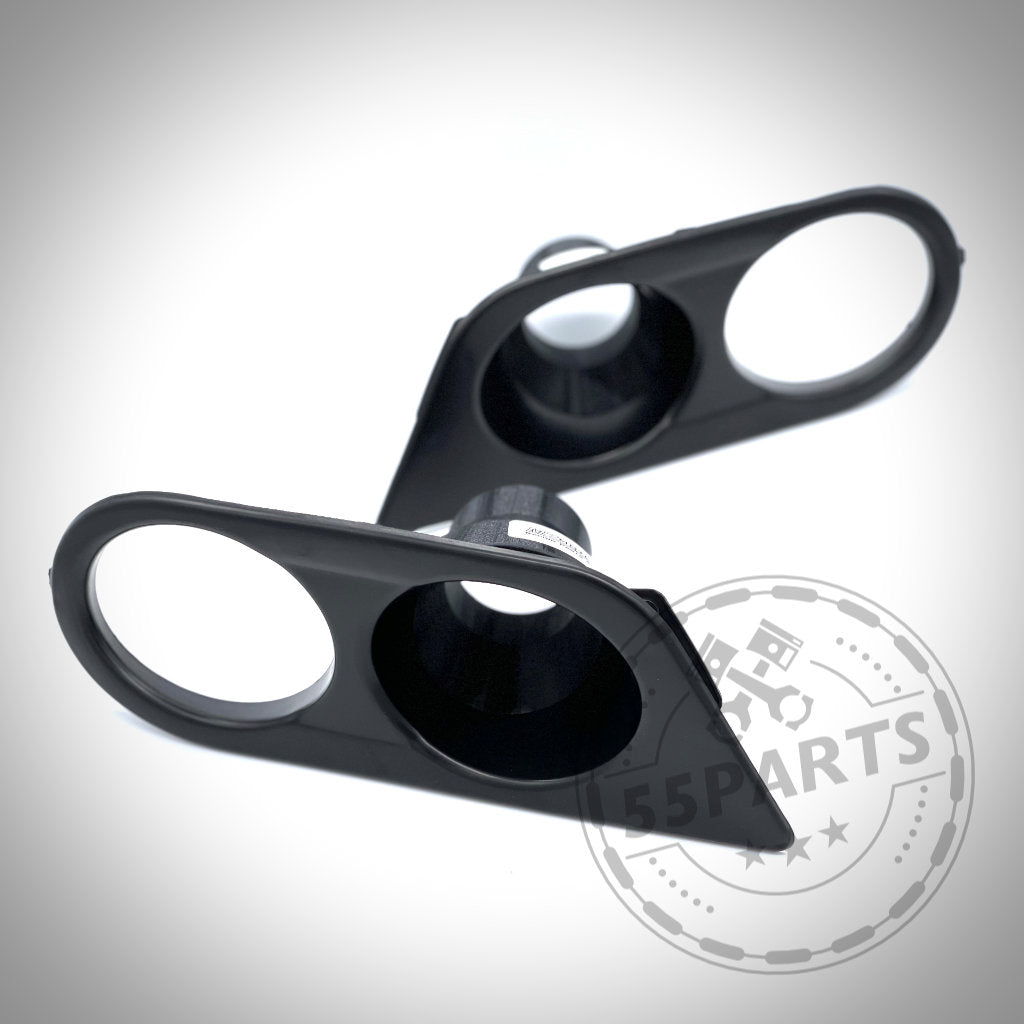 Zwei schwarze Kunststoffteile mit kreisrunden Öffnungen, die das 55Parts-Logo auf weißem Grund zeigen. Dies ist das 55Parts Exclusive Bremsbelüftungsset, konzipiert passend für BMW E46 Modelle (einschließlich M3).