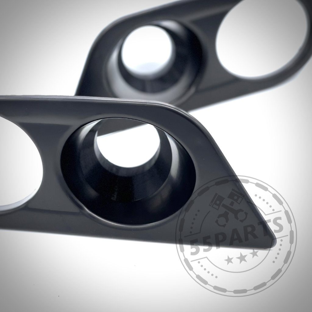 Nahaufnahme von zwei schwarzen 55Parts Bremsbelüftungssets passend für BMW E46 (inkl. M3) mit runden Öffnungen. Ideal für die Rennstrecke oder Bremskühlung; Logo-Wasserzeichen in der Ecke.