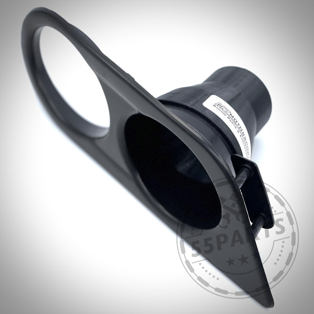 Das 55Parts Bremsbelüftungsset passend für BMW E46 Modelle (inkl. M3) ist ein schwarzes Kunststoff-Autoteil mit zwei kreisrunden Öffnungen und einem Etikett, das für eine zuverlässige Bremsbelüftung – auch auf der Rennstrecke – sorgt.