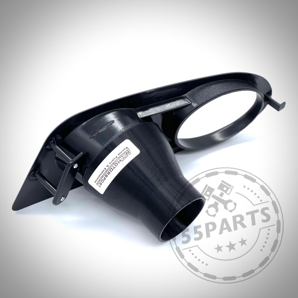 Das 55Parts Exclusive Bremsbelüftungsset passend für BMW E46 (inkl. M3) ist ein schwarzes Kunststoffteil mit Flansch und Trichterform, auf weiß abgebildet mit BMW Bremsen Logo – perfekt für Serienbremsanlagen oder den Einsatz auf der Rennstrecke.