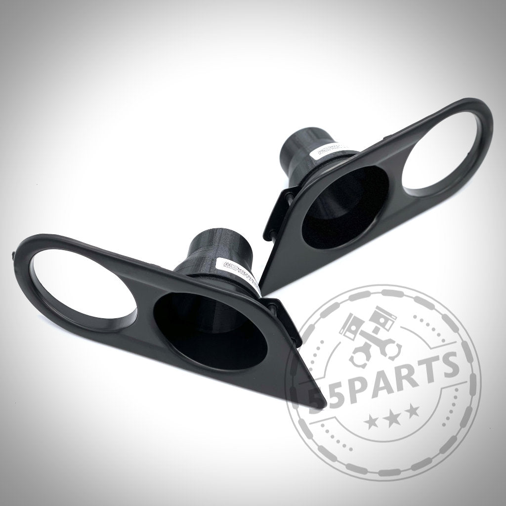 Zwei schwarze Kunststoffteile mit kreisförmigen Öffnungen, abgebildet auf weißem Hintergrund mit einem „5PARTS“-Wasserzeichen – 55Parts Exclusive Bremsbelüftungsset, passend für BMW E46 Modelle (inkl. M3).