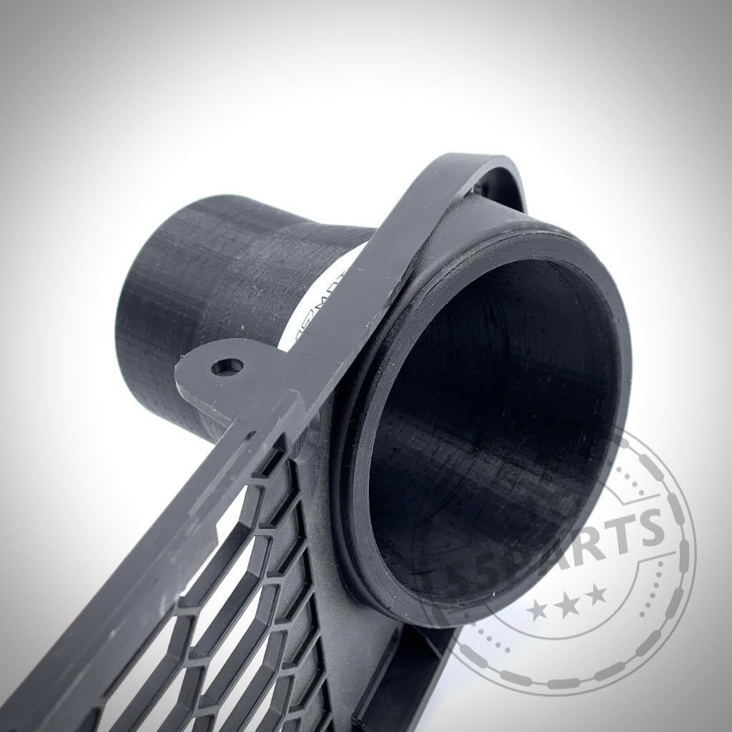 Nahaufnahme eines 55Parts Bremsbelüftungssets aus schwarzem Kunststoff mit Gitter und zylindrischem Anschlussstück, konzipiert für den BMW 3er E9x mit M-Paket, ideal für Rennstreckenleistung.