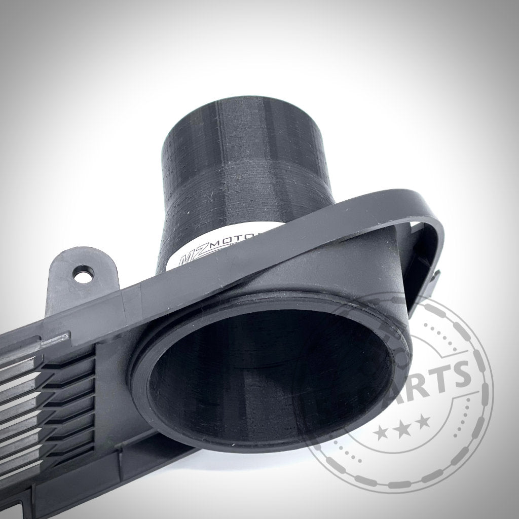 Nahaufnahme eines schwarzen 55Parts Bremsbelüftungssets aus Kunststoff mit kreisförmiger Öffnung und Gittermuster, entwickelt für das BMW 3er E9x M Paket und ideal für den Einsatz auf der Rennstrecke.