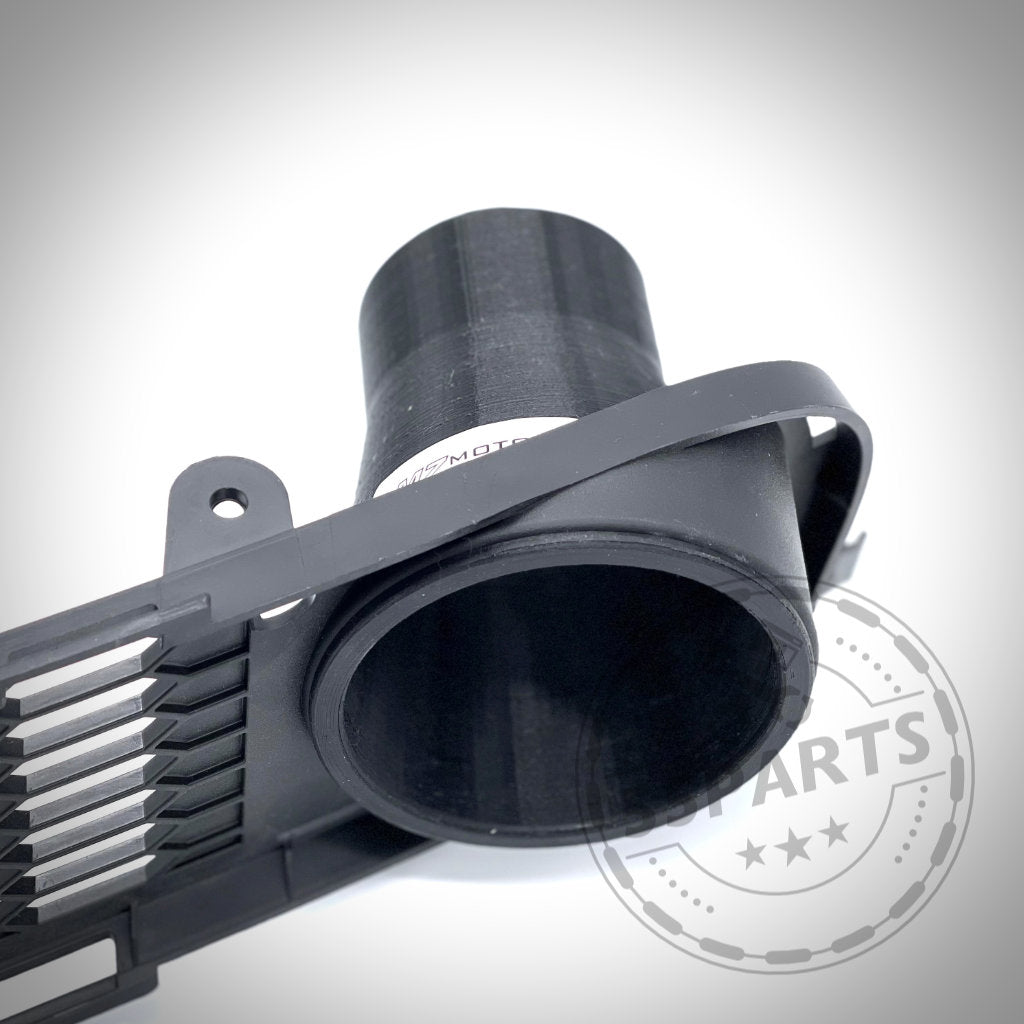 Nahaufnahme eines 55Parts-Bremsbelüftungssets aus schwarzem Kunststoff für den BMW 3er E9x mit M-Paket, mit runder Öffnung und Schlitzen zur Verbesserung der Rennstrecken-inspirierten Leistung.