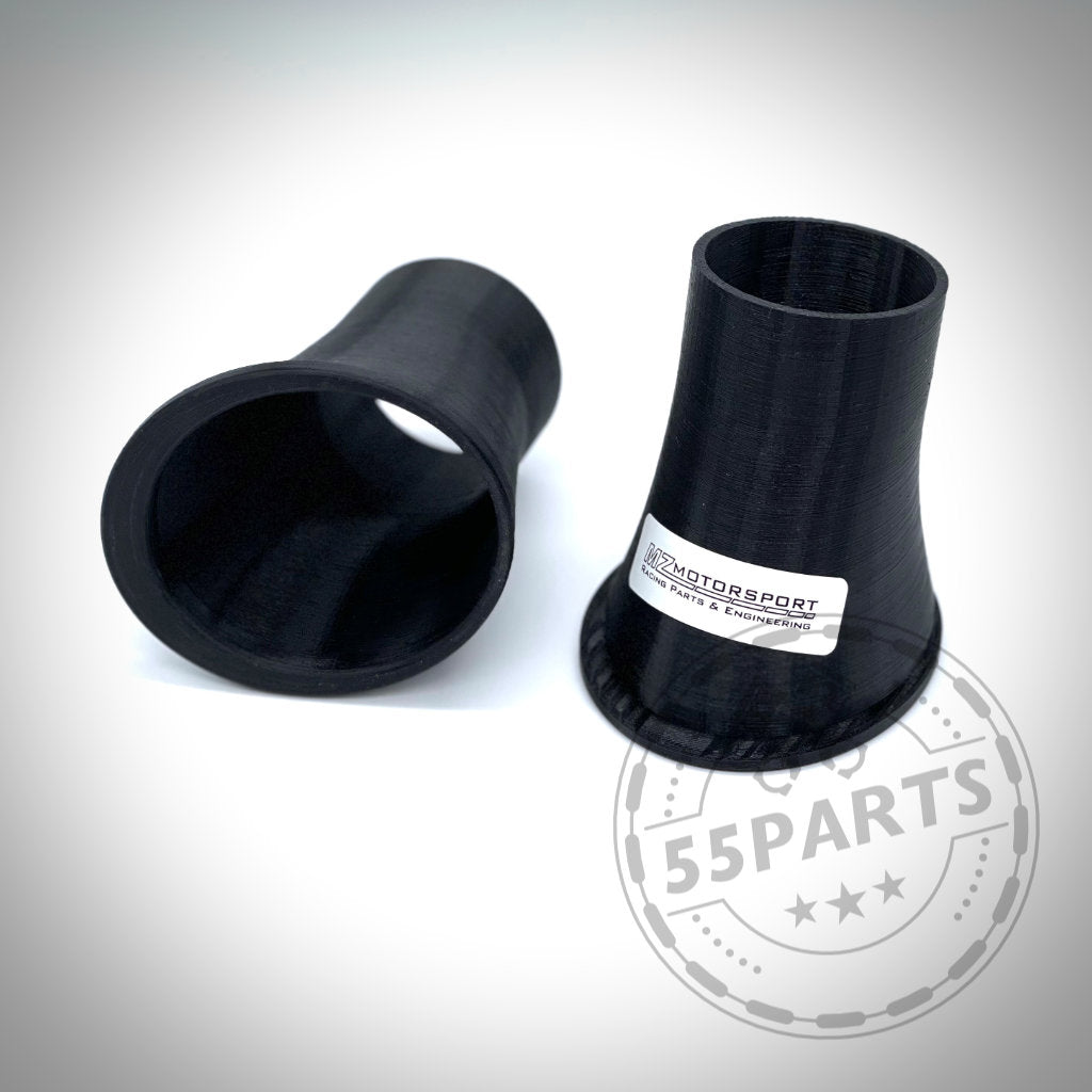 Zwei schwarze Ansaugtrichter aus Kunststoff, einer stehend und einer seitlich liegend, sind mit einem Wasserzeichen versehen. Das entwickelte Bremsbelüftungsset ist ideal für den BMW 3er E9x mit M-Paket, um die Serienbremsen auf der Rennstrecke zu optimieren.