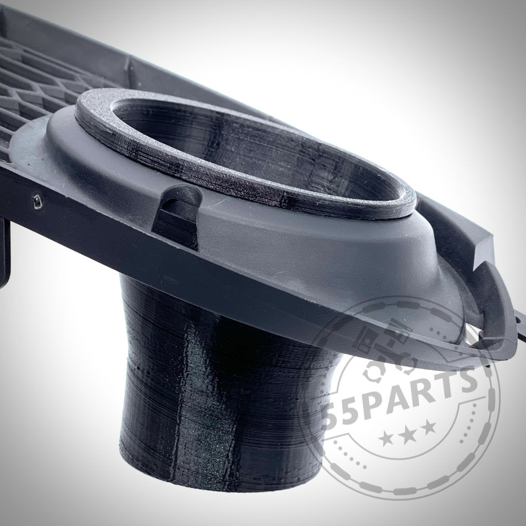 Nahaufnahme des 55Parts Bremsbelüftungssets, einer schwarzen Entlüftung aus Kunststoff mit Gittermuster – entwickelt für den BMW 3er E9x mit M Paket, perfekt für Leistungssteigerungen.