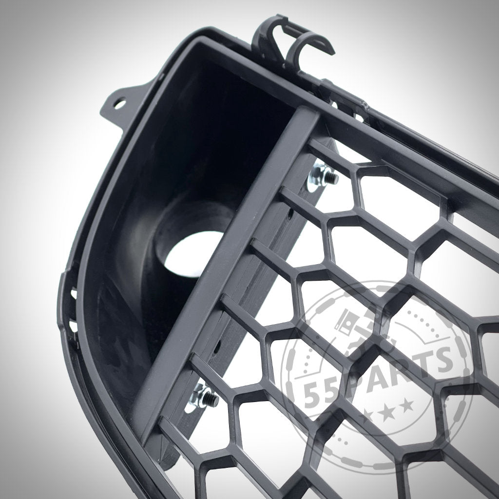 Nahaufnahme eines schwarzen Kühlergrills mit sechseckigem Muster und PARTS-Logo, Teil des 55Parts Exclusive Bremsbelüftungssets für den BMW 2er F22 mit M-Paket (inkl. M235i, M240i), ideal für Rennstrecken-Enthusiasten auf der Suche nach Spitzenleistung.