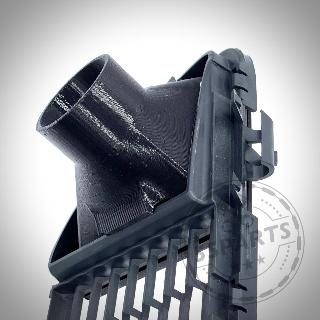 Nahaufnahme eines exklusiven Bremsbelüftungssets aus schwarzem Kunststoff, entworfen für den BMW 1er F20/F21 mit M-Paket, mit belüftetem Design und dem Wasserzeichen des 55Parts-Logos.