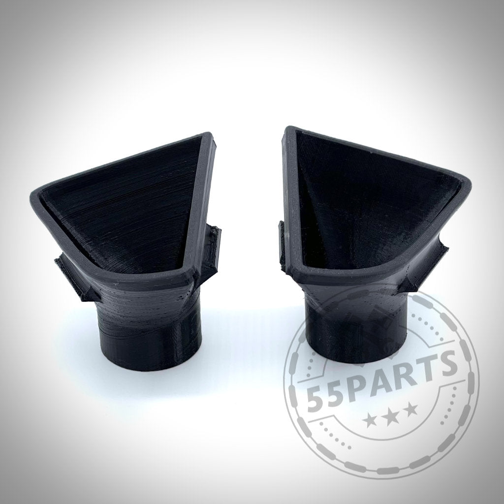 Zwei schwarze, dreieckige 3D-gedruckte Adapter mit kurzen zylindrischen Sockeln auf weißem Hintergrund. 55Partss exklusives Bremsbelüftungsset, passend für BMW 1er F20/F21 M-Paket, geeignet für Serienbremsen.