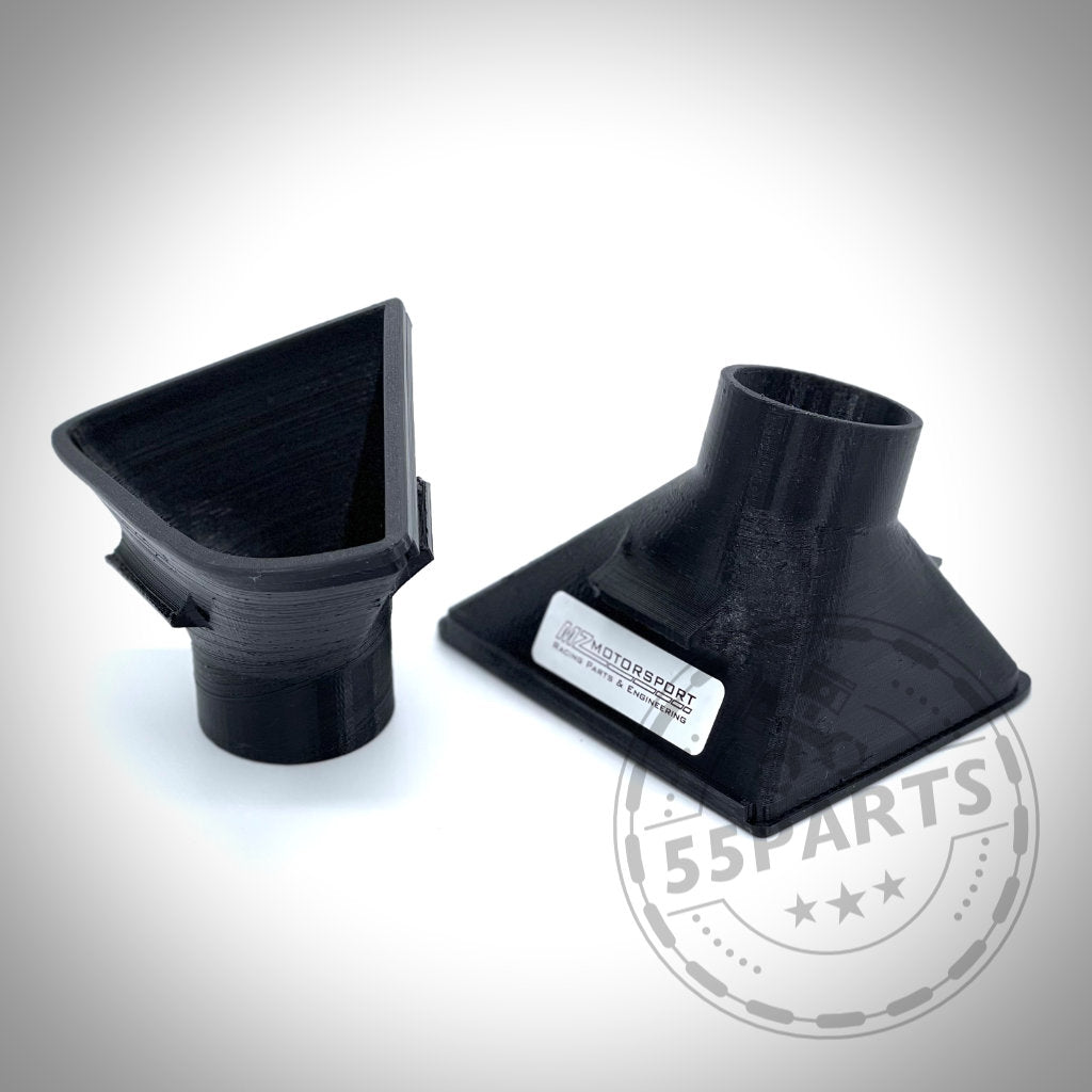 Zwei schwarze Kunststoff-Trichteradapter mit metallischem Etikett, abgebildet auf weißem Hintergrund. Das 55Parts Exclusive Bremsbelüftungsset passt passend für BMW 1er F20 F21 mit M-Paket, perfekt für Serienbremsen oder Leistungssteigerungen.