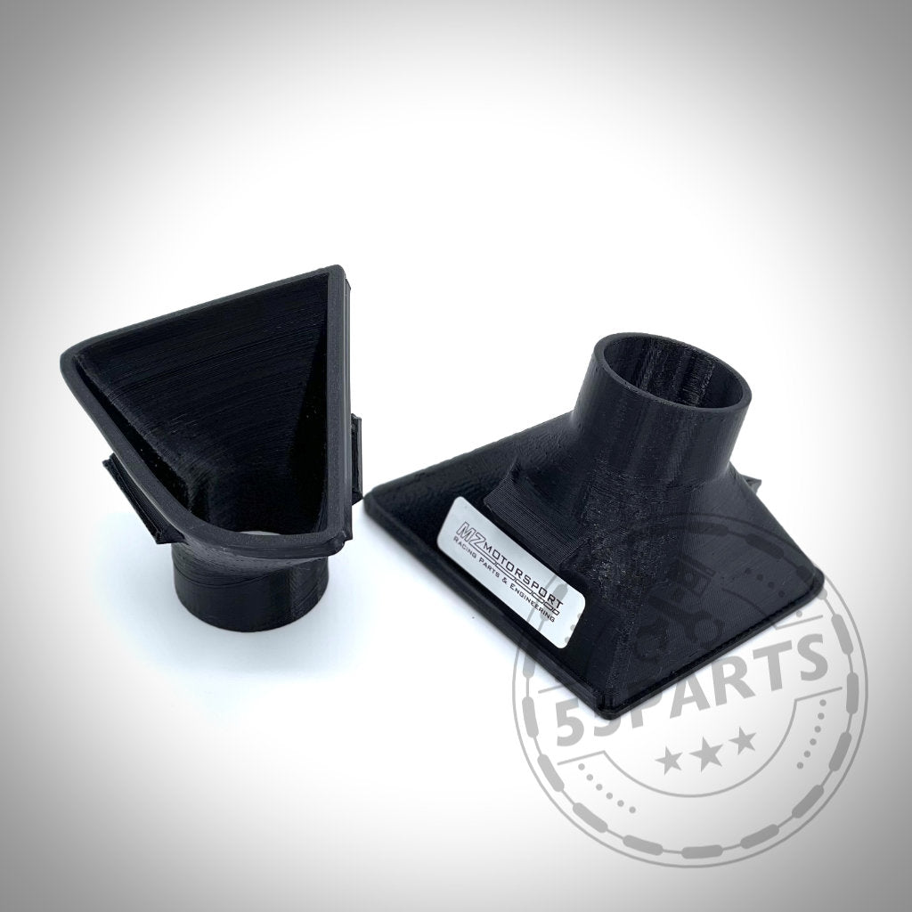 Zwei schwarze, 3D-gedruckte 55Parts Bremsbelüftungsset-Aufsätze aus Kunststoff für den BMW 1er F20 F21 mit M-Paket, abgebildet auf weißem Hintergrund mit einem schwachen Wasserzeichen.
