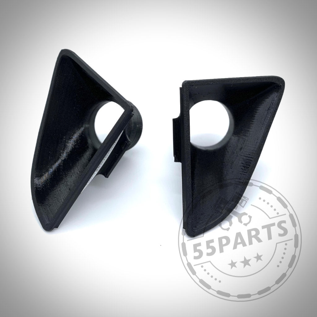 Zwei schwarze, eckige Kunststoffteile mit kreisförmigen Löchern auf weißem Hintergrund. 55Partss exklusives Bremsbelüftungsset, kompatibel mit BMW 1er F20 F21 mit M-Paket, ideal für Serienbremsen oder Leistungssteigerungen-Upgrades.