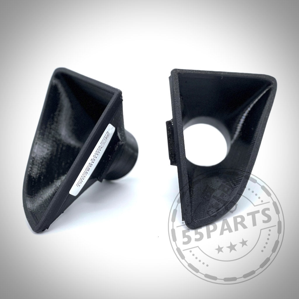 Zwei schwarze Kunststoff-Autoteile – eines stehend, eines liegend –, passend für den BMW 1er F20 F21 mit M-Paket. Mit dem Wasserzeichen „55Parts“ versehen und ideal für Serienbremsen-Upgrades.