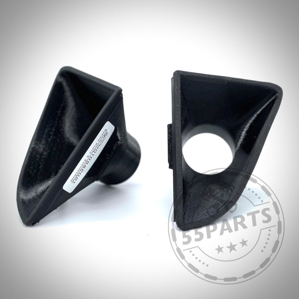 Auf weißem Hintergrund sind zwei konisch belüftete Automobilteile aus schwarzem Kunststoff – Bremsbelüftungsset passend für BMW 1er F20 F21 mit M-Paket – abgebildet.