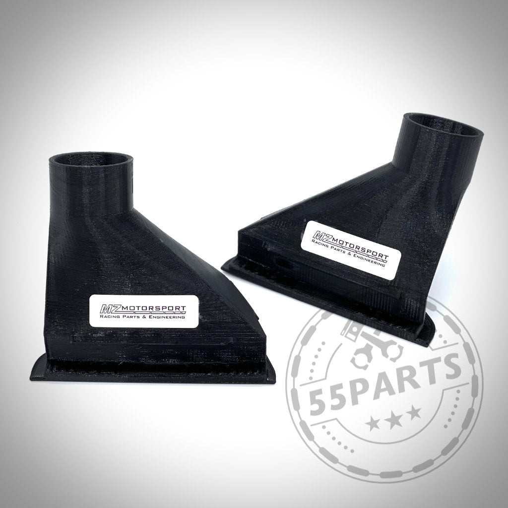 Zwei schwarze Auto-Luftkanäle aus Kunststoff mit der Aufschrift „55Parts“ aus dem Set „Bremsbelüftungsset Bremskühlung“ passend für BMW M2 Competition/M2 CS S55, abgebildet auf weißem Hintergrund.