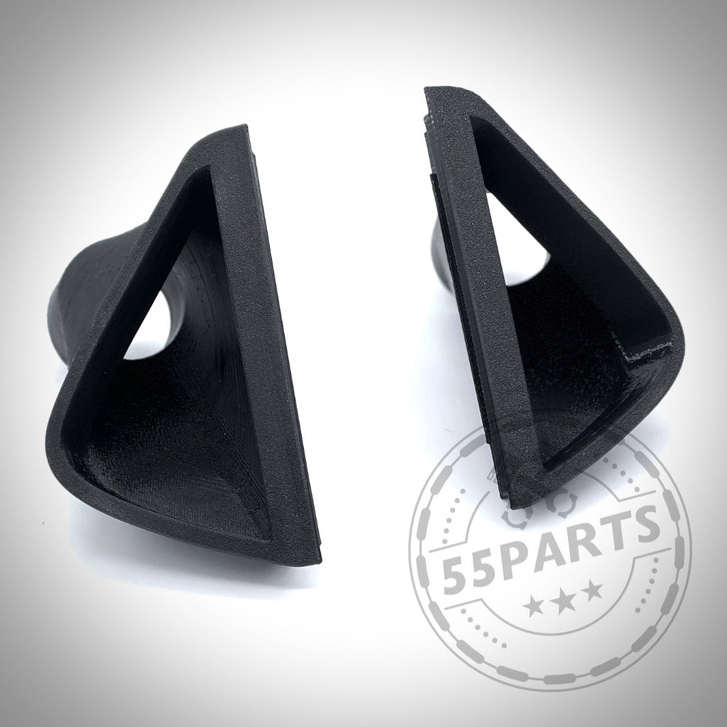 Zwei schwarze dreieckige Kunststoffteile, konzipiert als Bremsenkühlungs-Kit für den BMW M2 Competition und M2 CS S55, tragen in der Ecke das 55Parts-Logo.