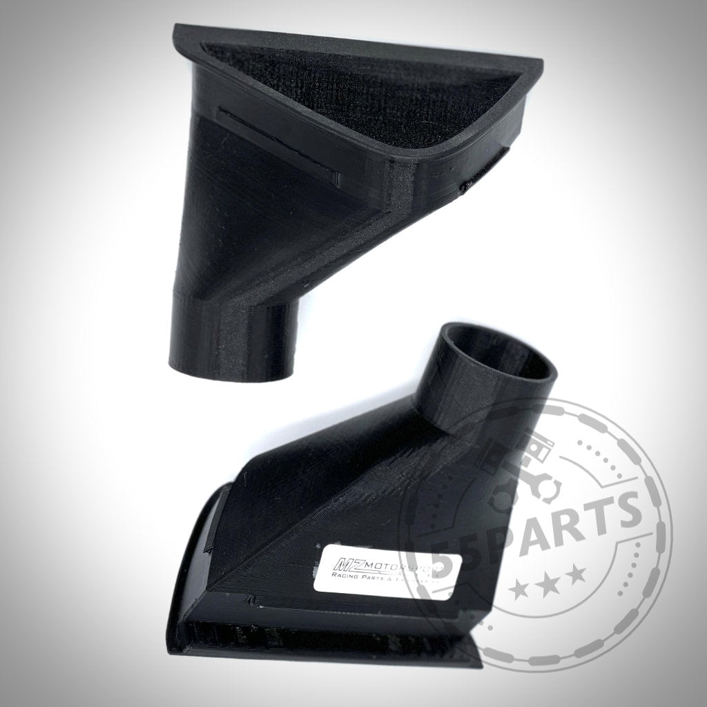 Zwei schwarze Vakuumaufsätze aus Kunststoff, die aus verschiedenen Winkeln auf weißem Grund dargestellt sind, ähneln dem zur Leistungssteigerung gezeigten 55Parts Exclusive Bremsbelüftungsset Bremskühlung passend für BMW M2 Competition/M2 CS S55.