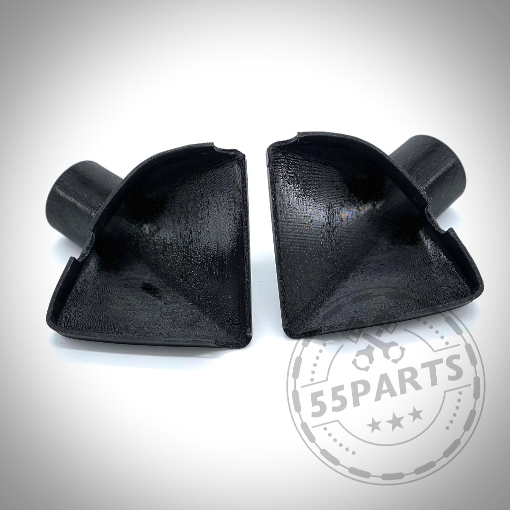 Zwei schwarze Kunststoff-Autoteile mit schrägen Öffnungen, nebeneinander auf weißem Untergrund – ideal als 55Parts Exclusive Bremsbelüftungsset passend für BMW M3/M4 F80, F82, F8x S55. Marke: 55Parts.