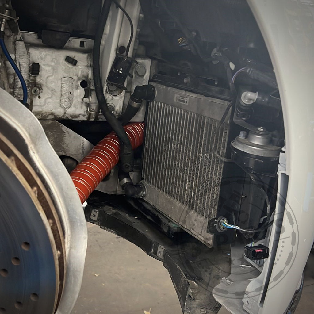 Nahaufnahme eines Radkastens mit dem exklusiven Bremsbelüftungsset passend für BMW M3/M4 F80, F82, F8x S55 – perfekt für alle, die auf der Rennstrecke nach Kühlungs- und Leistungsverbesserungen suchen.