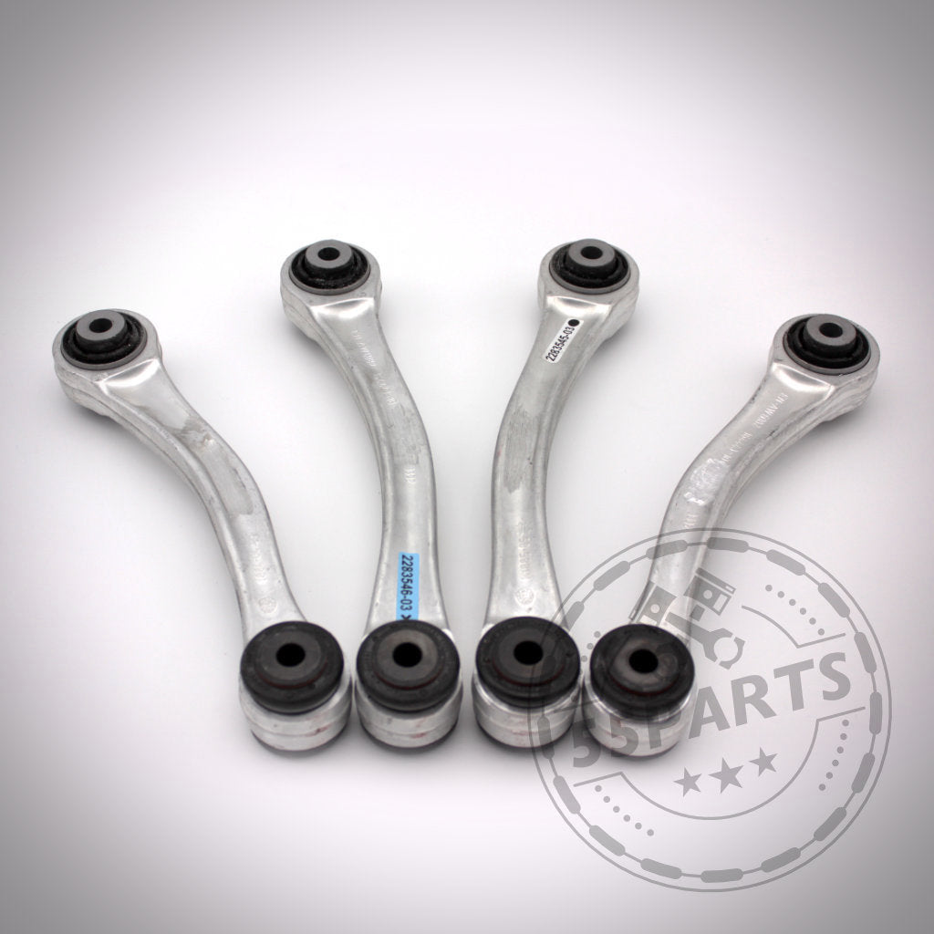 Vier silberne M3-Fahrwerkskomponenten (mit NoFlex-Lagern), passend für BMW 1er E8x &amp; 3er E9x, sind auf einer weißen Fläche mit Logo angeordnet – ideal für jedes Fahrwerk-Upgrade oder Modifikationen.