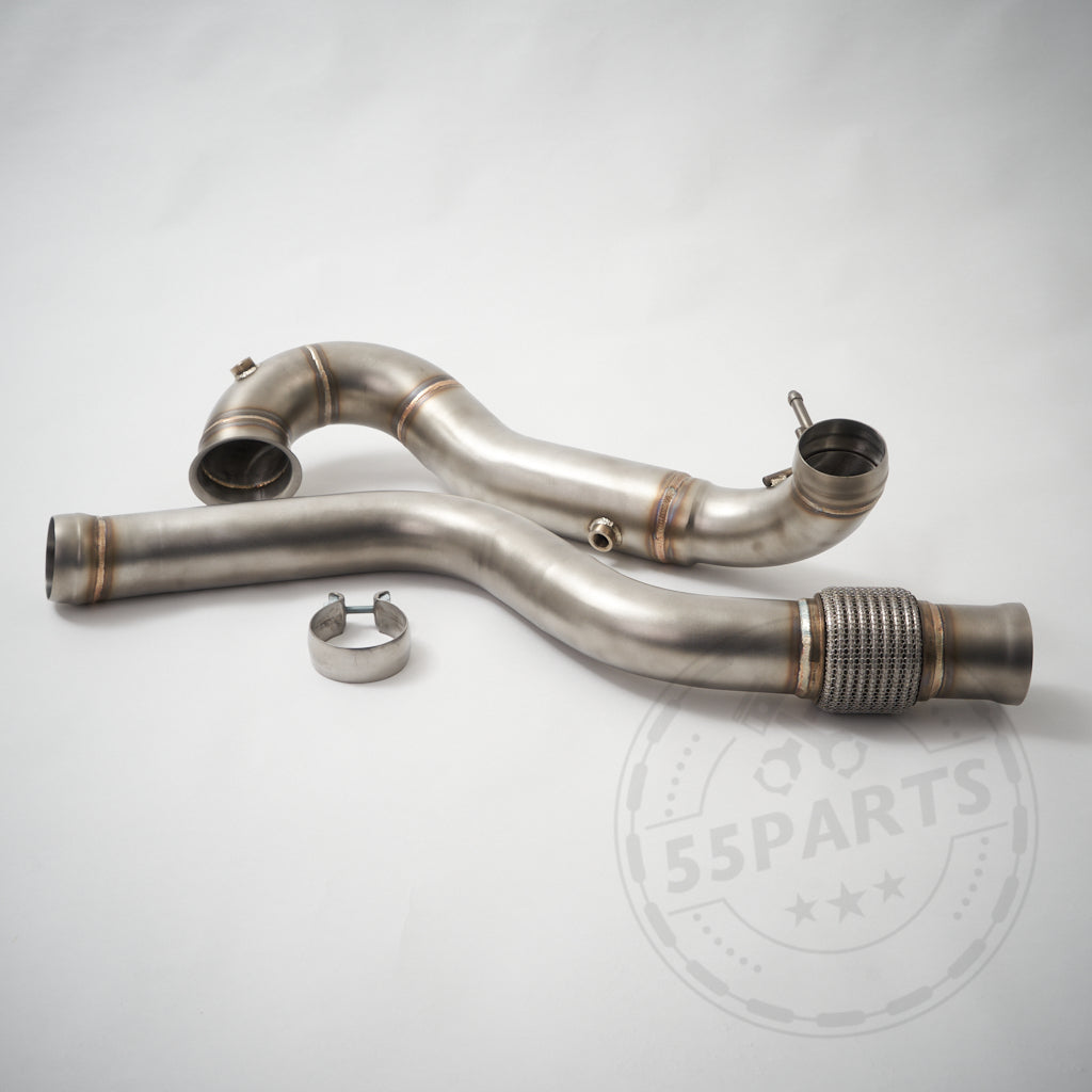 Zwei metallische Catless Downpipes für Mercedes AMG A45, CLA45 und GLA45 (W176, C117, X156) plus eine Klemme, passend für Ladeluftkühler in Turbomotoren, abgebildet auf schlichtem weißem Hintergrund.