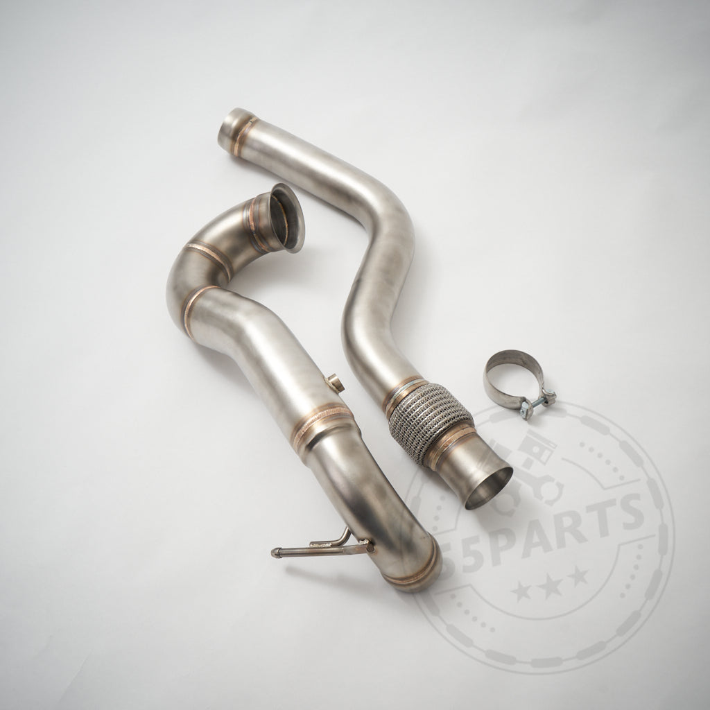 Zwei gebogene Metall-Fallrohre mit Flexabschnitten, entworfen für Mercedes Benz AMG A45, CLA45 und GLA45 (W176, C117, X156), dargestellt mit einer Metallklemme auf einem schlichten Hintergrund.