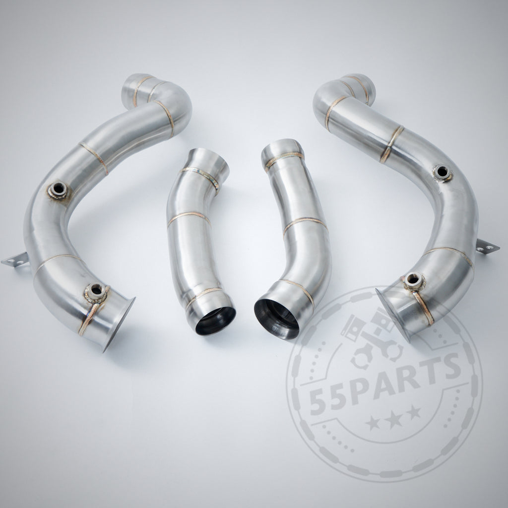 Vier High Flow 3,5" Downpipes, passend für Mercedes Benz AMG C63(S) W205 M177 (erhältlich ohne Kat oder mit 200er Zelle), werden auf hellem Hintergrund neben dem Logo präsentiert und präsentieren Premium-Auspuffkomponenten.