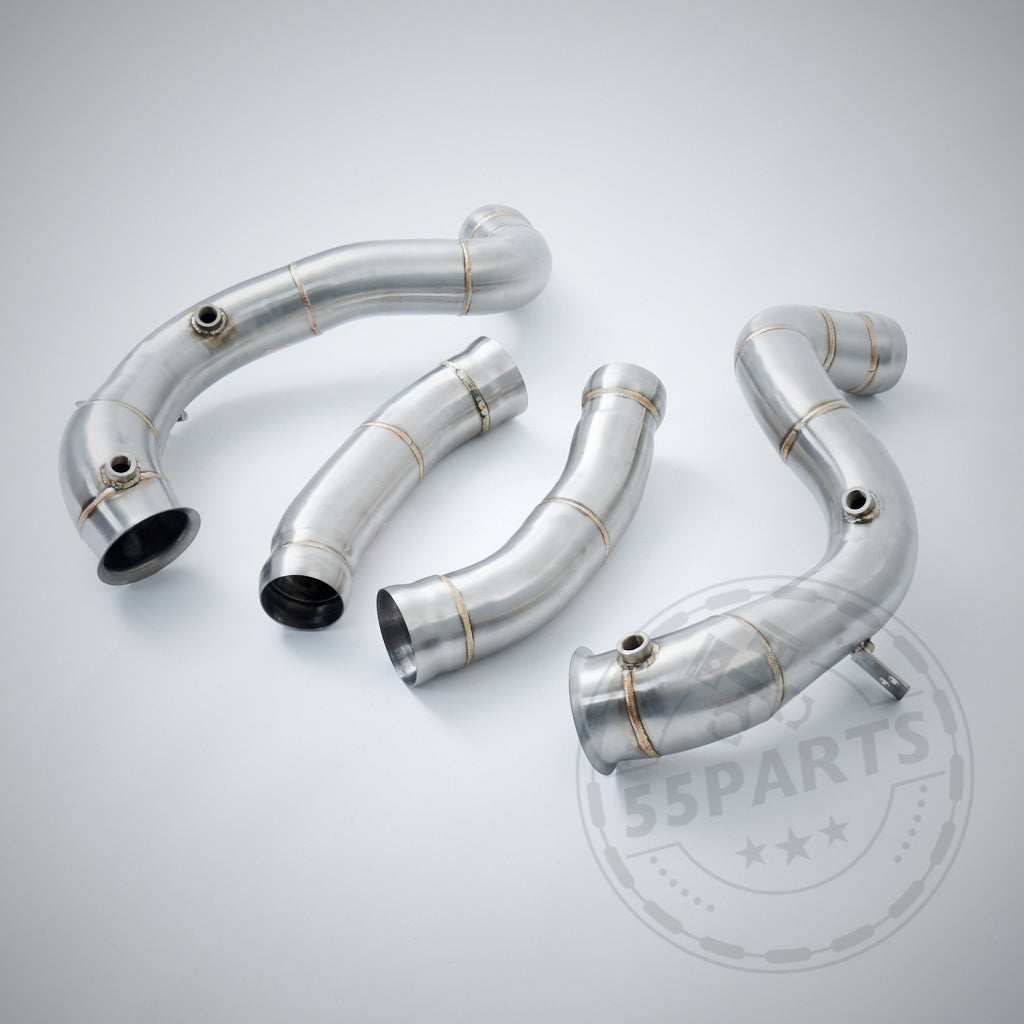 Auf hellgrauem Hintergrund sind vier gebogene 3,5"-Downpipes (Katlos/200 Zeller) aus Edelstahl für den Mercedes Benz AMG C63(S) W205 M177 abgebildet.