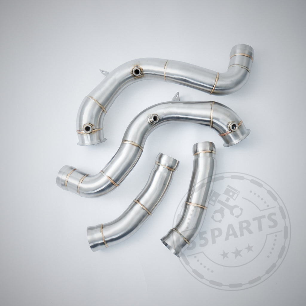 Vier High Flow 3,5" (Katlos oder mit 200 Zeller) Downpipes für Mercedes Benz AMG C63(S) W205 M177 werden auf einem hellgrauen Hintergrund mit einem schwachen Wasserzeichen angezeigt.