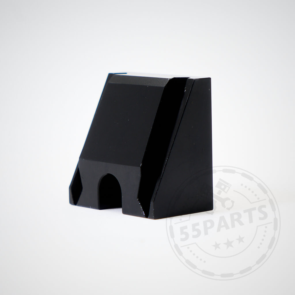 Auf weißem Hintergrund ist ein CNC-gefräster Spiegelaufsatz für den Toyota Yaris GR abgebildet. Er soll die Sicht verbessern und das dynamische Fahrerlebnis des Yaris GR ergänzen.