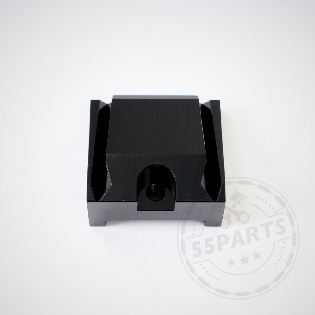 CNC-gefräster Mirror Riser für Toyota Yaris GR, verbessert das Sichtfeld. Mit zentraler Öffnung, auf weißem Hintergrund mit dezentem Wasserzeichen dargestellt.