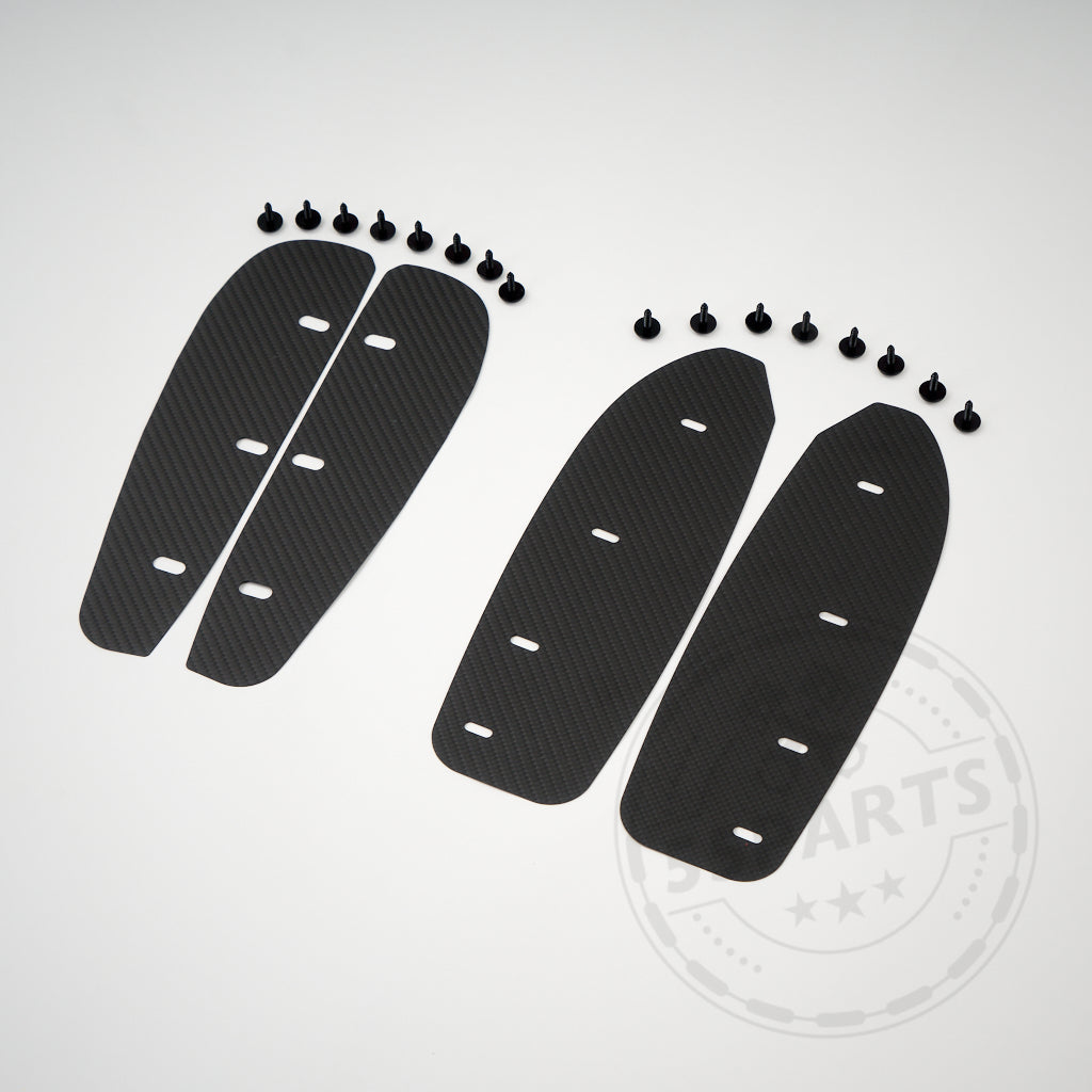 Zwei schwarze Schmutzfänger aus Carbonfaser für den Toyota Yaris GR sowie acht schwarze Schrauben werden auf einer weißen Oberfläche präsentiert – ideal für Rallye-Auto-Fans.