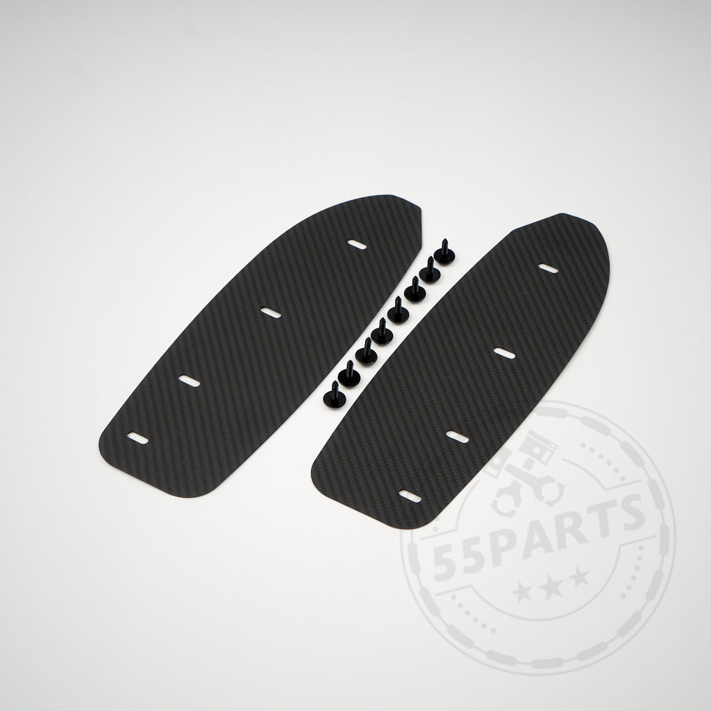 Zwei 55Parts Exclusive Carbon-Schmutzfänger (Spritzschutz für Radhäuser) für Toyota Yaris GR, schwarzes Finish, abgebildet mit acht Schrauben auf weißem Hintergrund.