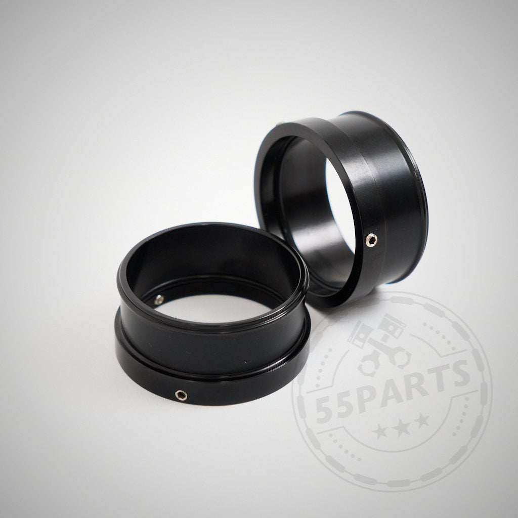 Zwei schwarze zylindrische 55Parts Adapter zur Montage von 2" Silikoneinlässen an 1,75" Turbos (BMW 135i, 1er M Coupé, 335i N54) mit kleinen Schraubenlöchern, dargestellt auf einer hellgrauen Oberfläche.
