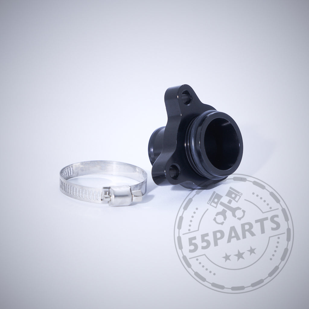 Ein Aluminium-Wasserstutzen passend für BMW 135i, 1er M Coupé und 335i(x) N54 ersetzt das Kunststoffteil; abgebildet auf hellem Hintergrund mit dem 55Parts-Logo-Wasserzeichen.