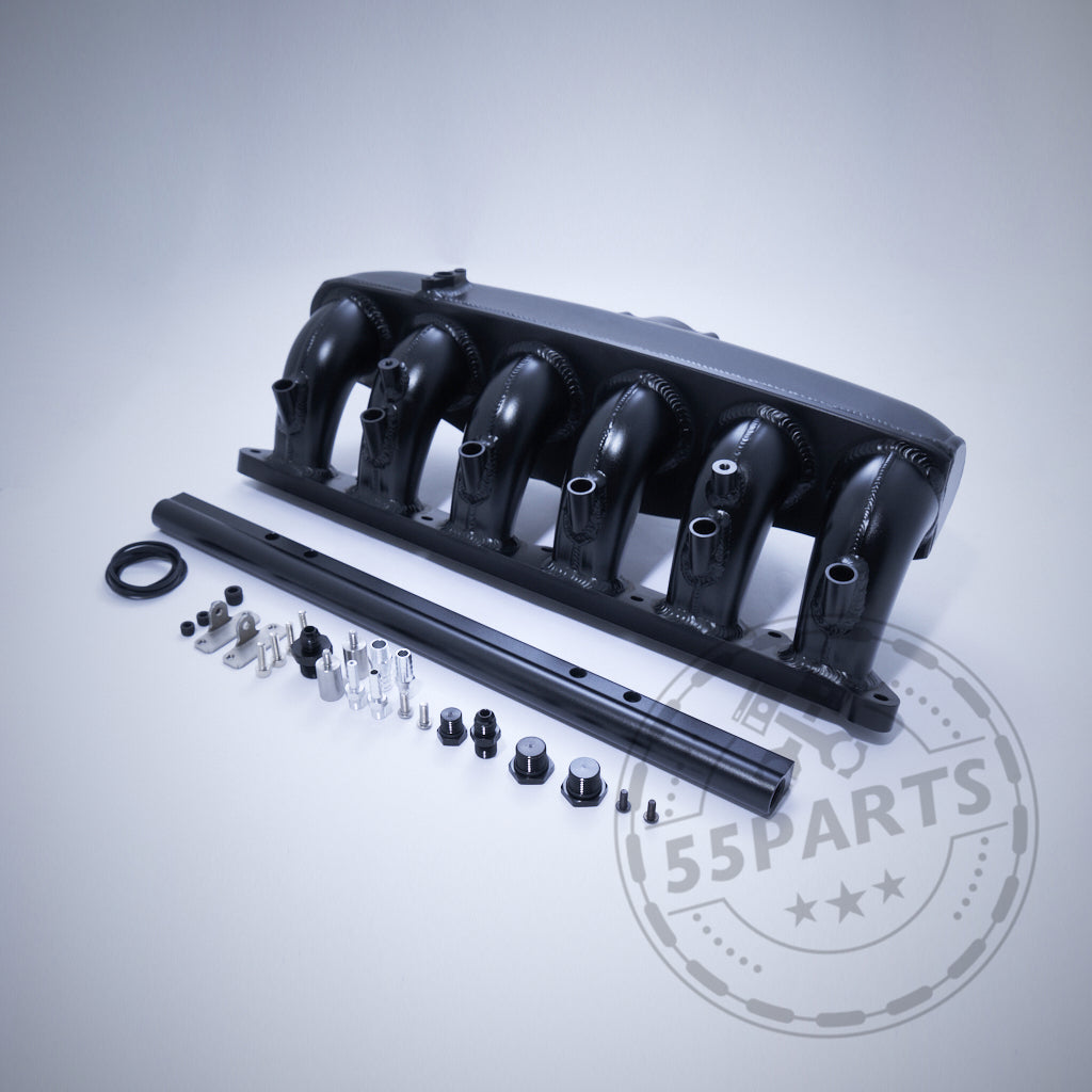 55Parts Aluminium Ansaugbrücke mit Port Injection/Saugrohreinspritzung passend für BMW 135i, 1er M Coupe, 335i(x) N54 E-Serie mit verschiedenen Anschlüssen und Befestigungen auf hellem Hintergrund.