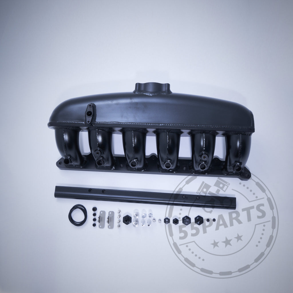 Die 55Parts Aluminium-Ansaugbrücke mit Port Injection/Saugrohreinspritzung, passend für BMW 135i, 1er M Coupe, 335i(x) N54 E-Serie, inklusive Installationsmaterial und wird auf einer hellen Oberfläche angezeigt.