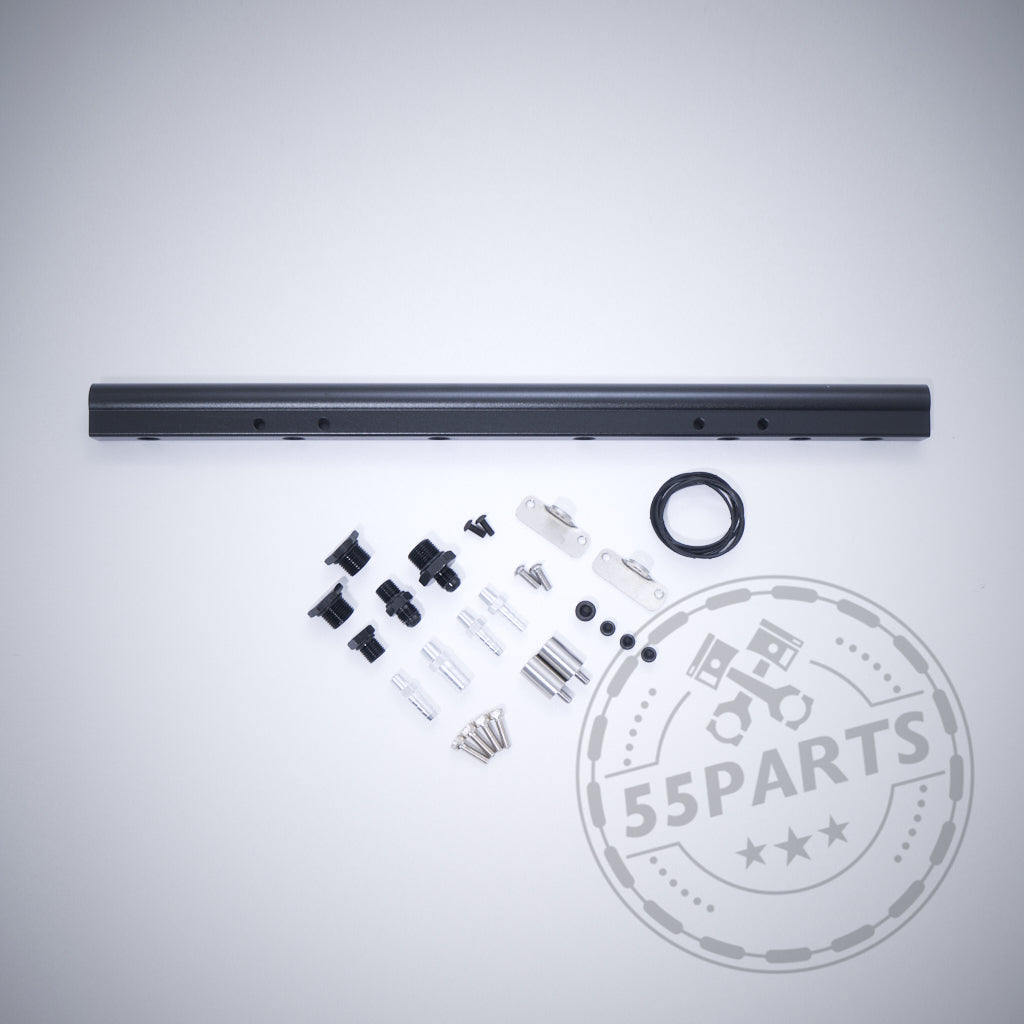 55Parts Aluminium Ansaugbrücke mit Port Injection/Saugrohreinspritzung passend für BMW 135i, 1er M Coupe, 335i(x) N54 E-Serie mit verschiedenen Anschlüssen und Befestigungen auf hellem Hintergrund.