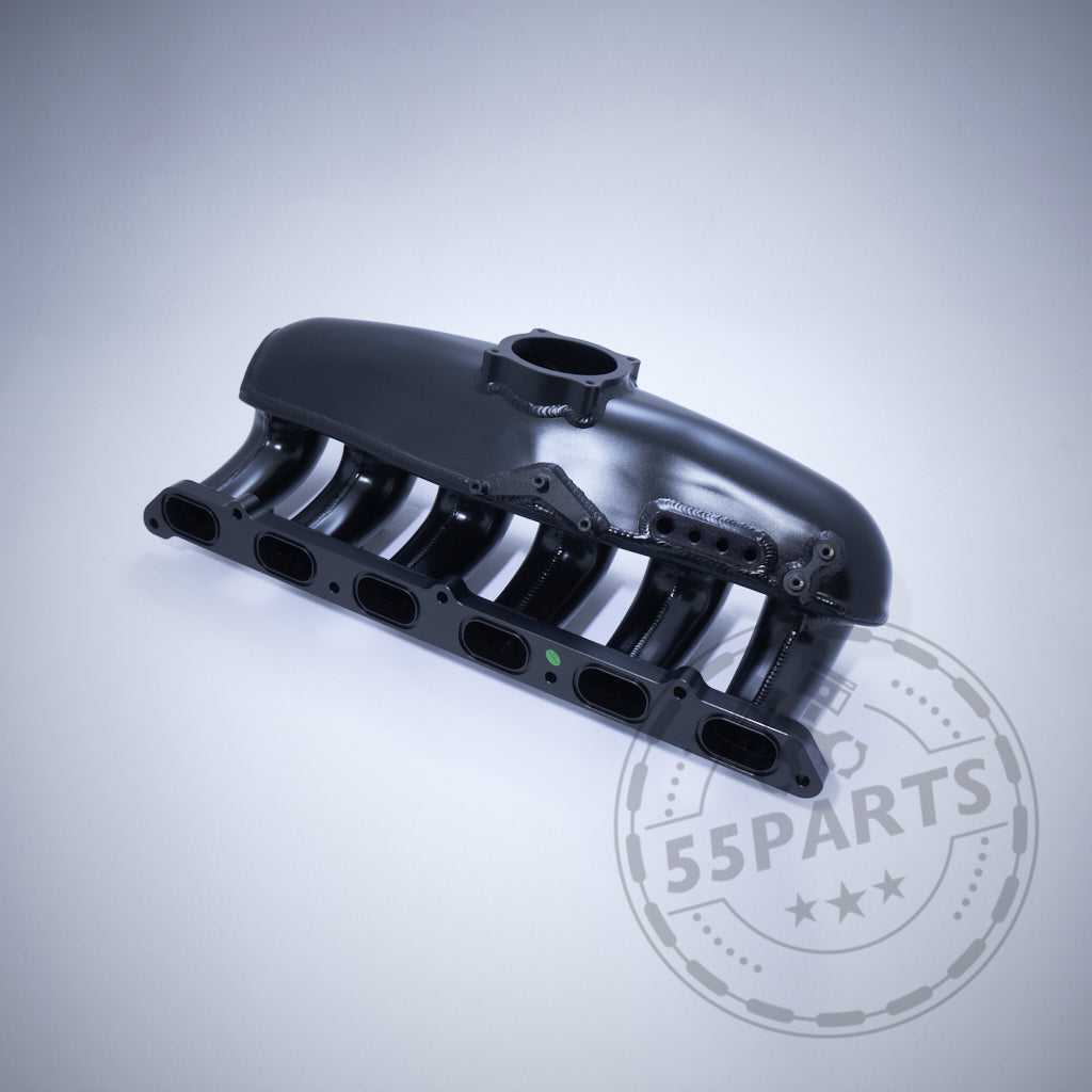 Die 55Parts Aluminium Ansaugbrücke mit Port Injection passend für BMW 135i, 1er M Coupe, 335i(x) N54 E-Serie wird auf einem hellgrauen Hintergrund mit einem 55Parts-Wasserzeichen dargestellt.