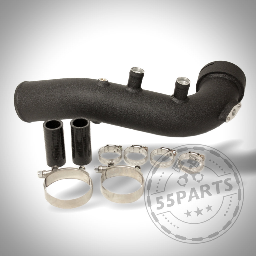 55Teile Aluminium Chargepipe passend für BMW 135i, 1er M Coupe, 335i(x) N54 E-Serie INKLUSIVE GUTACHTEN. Schwarzes Kit mit Schläuchen, Schellen & Fittings auf weißem Hintergrund. Ladeluftverrohrung-Design; Logo in Ecke.