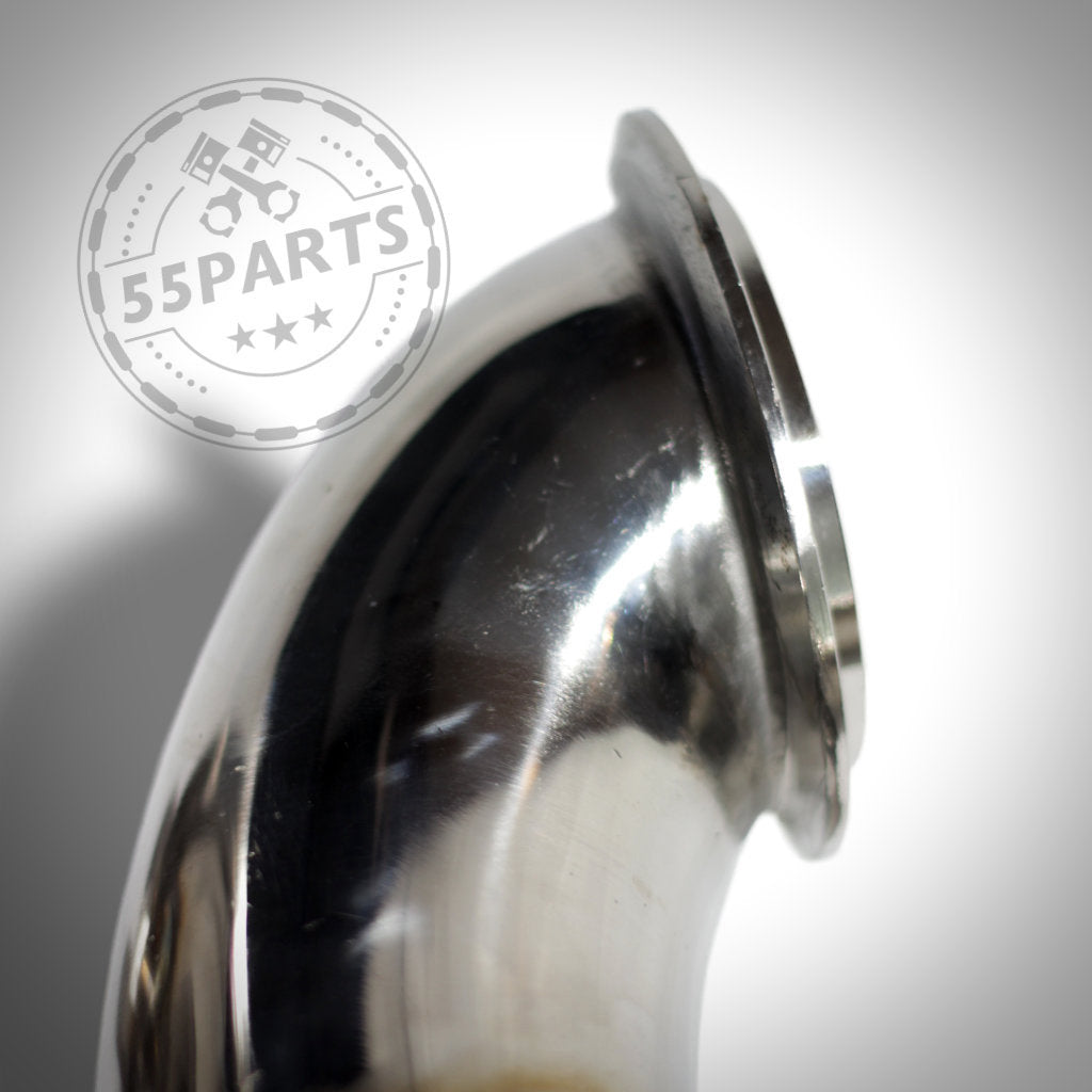 Zwei gebogene, metallische 3" Catless-Downpipes passend für BMW 135i, 1er M Coupé und 335i RWD (N54-Motor) mit Schweißverbindungen auf weißem Hintergrund. 55Parts-Logo in der Ecke.