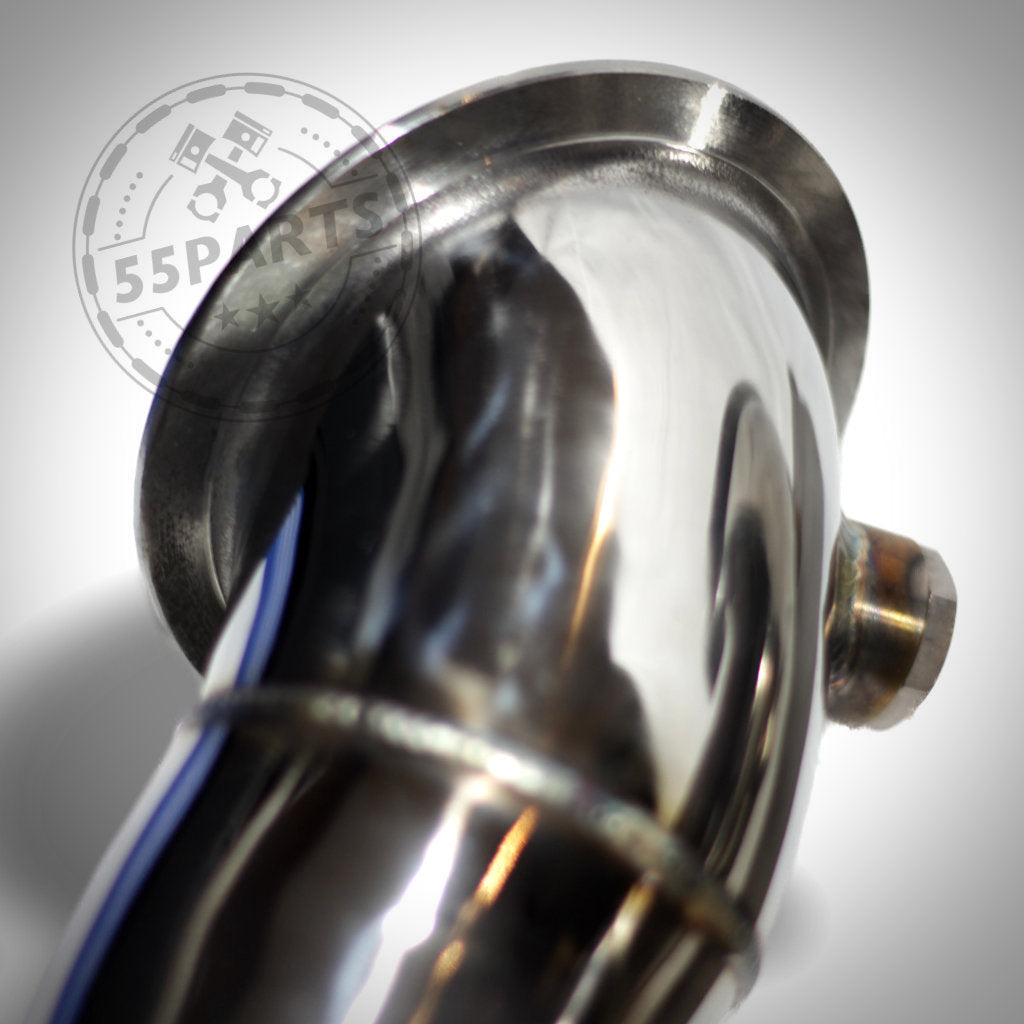 Nahaufnahme des glänzenden 55Parts Catless 3&quot; Downpipe für N54-Motor, mit Flansch und Sensoranschluss, passend für BMW 135i, 1er M Coupé und 335i RWD.