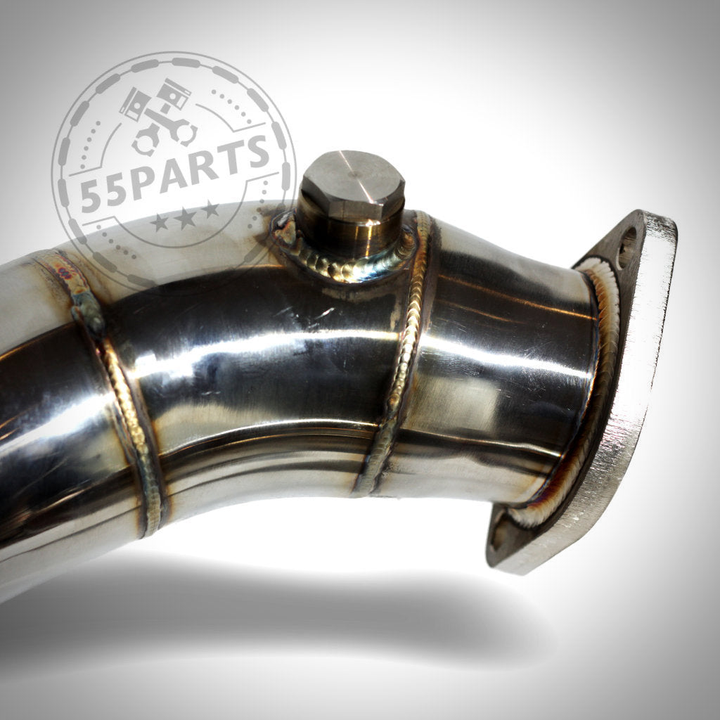 Eine Nahaufnahme eines glänzenden 55Parts Catless 3" Downpipe für N54-Motoren, passend für BMW 135i, 1er M Coupé und 335i RWD-Modelle, mit Schweißnähten und Flansch.