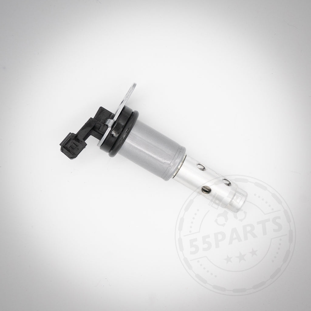Das 55Parts Vanos Magnetventil, passend für BMW 130i, 135i, 1er M Coupé, 330i, 335i(x) N52/N53/N54, ist ein Kfz-Sensor aus Metall mit schwarzem Kunststoffanschluss für Nockenwellenverstellung und VANOS-Systeme. Abbildung auf weißem Hintergrund.